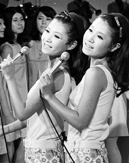 亡くなったザ・ピーナッツの伊藤ユミさん（右）＝昭和４３年６月