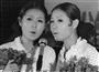 １９６８年１２月、１０周年記念の集いで歌う「ザ・ピーナッツ」の姉のエミさん（左）と妹の伊藤ユミさん