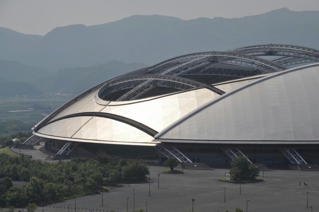 新日鉄住金が「耐変色チタン」の屋根を納めた大分銀行ドーム＝大分市