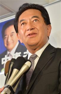 落選が決まり、記者団の質問に応じるおおさか維新の会の田中康夫氏＝１１日午前、東京都港区（三尾郁恵撮影）