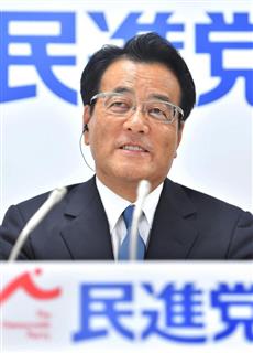 民進党の開票センターで、報道陣のインタビューに答える岡田克也代表＝１０日、東京都千代田区（宮崎瑞穂撮影）