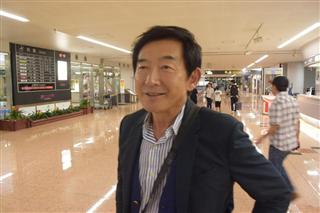 石田純一氏＝１０日午後、宮崎空港（西垣戸理大撮影）