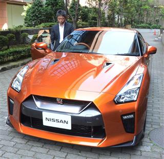 日産自動車が11日に発表した、高級スポーツ車「GT-R」の改良モデル=東京都港区 日産自動車が11日に発表した、高級スポーツ車「GT-R」の改良モデル=東京都港区