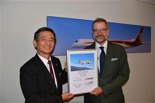 ＭＲＪの受注で基本合意した三菱航空機の森本浩通社長（左）とロックトンのニクラス・ルンド氏（三菱航空機提供）