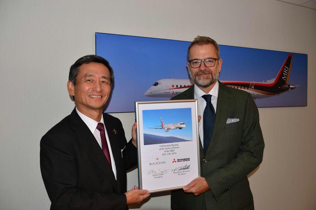 ＭＲＪの受注で基本合意した三菱航空機の森本浩通社長（左）とロックトンのニクラス・ルンド氏（三菱航空機提供）