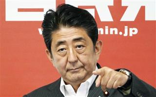 記者会見で質問者を指名する自民党総裁の安倍首相＝１１日、東京・永田町の党本部