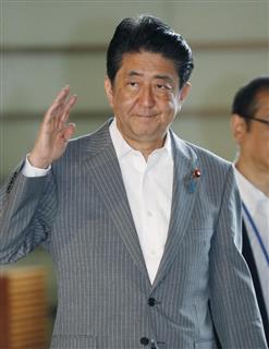 首相官邸に入る安倍首相=12日午前 首相官邸に入る安倍首相=12日午前