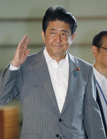 首相官邸に入る安倍首相＝１２日午前