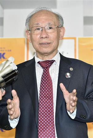 記者の質問に答える元日弁連会長の宇都宮健児氏＝１２日午前、東京都新宿区