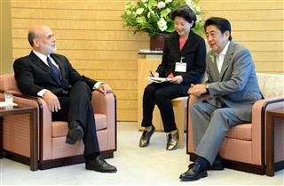 バーナンキ前ＦＲＢ議長（左）と会談する安倍晋三首相＝１２日午後、首相官邸（斎藤良雄撮影）