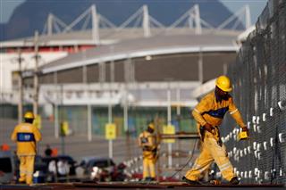 オリンピックパークのそばで働く作業員＝１１日、リオデジャネイロ（ロイター）