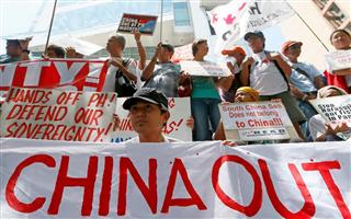 中国領事館前で抗議するデモ隊＝１２日、マニラ（ＡＰ）