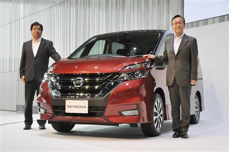 自動運転技術を採用する日産自動車の新型「セレナ」と坂本秀行副社長（左）ら＝１３日午前、横浜市