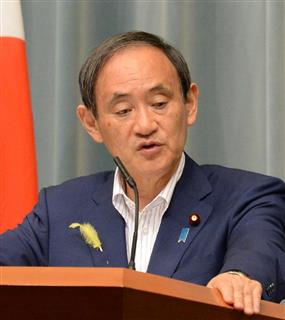 会見する菅義偉官房長官＝１３日午前、首相官邸（斎藤良雄撮影）