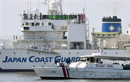 マニラ沖で海賊対策の合同訓練をするフィリピン沿岸警備隊（手前）と海上保安庁の巡視船「つがる」＝１３日（共同）