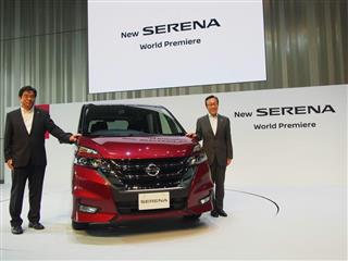 自動運転技術を搭載した新型「セレナ」を披露する坂本秀行副社長(左)と中村公泰副社長=13日、横浜市西区 自動運転技術を搭載した新型「セレナ」を披露する坂本秀行副社長(左)と中村公泰副社長=13日、横浜市西区