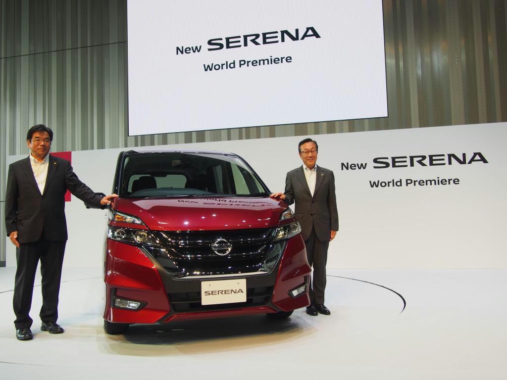 自動運転技術を搭載した新型「セレナ」を披露する坂本秀行副社長（左）と中村公泰副社長＝１３日、横浜市西区