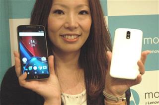 モトローラ・モビリティの日本法人が発売するＳＩＭフリー対応スマートフォン＝１３日、東京都港区