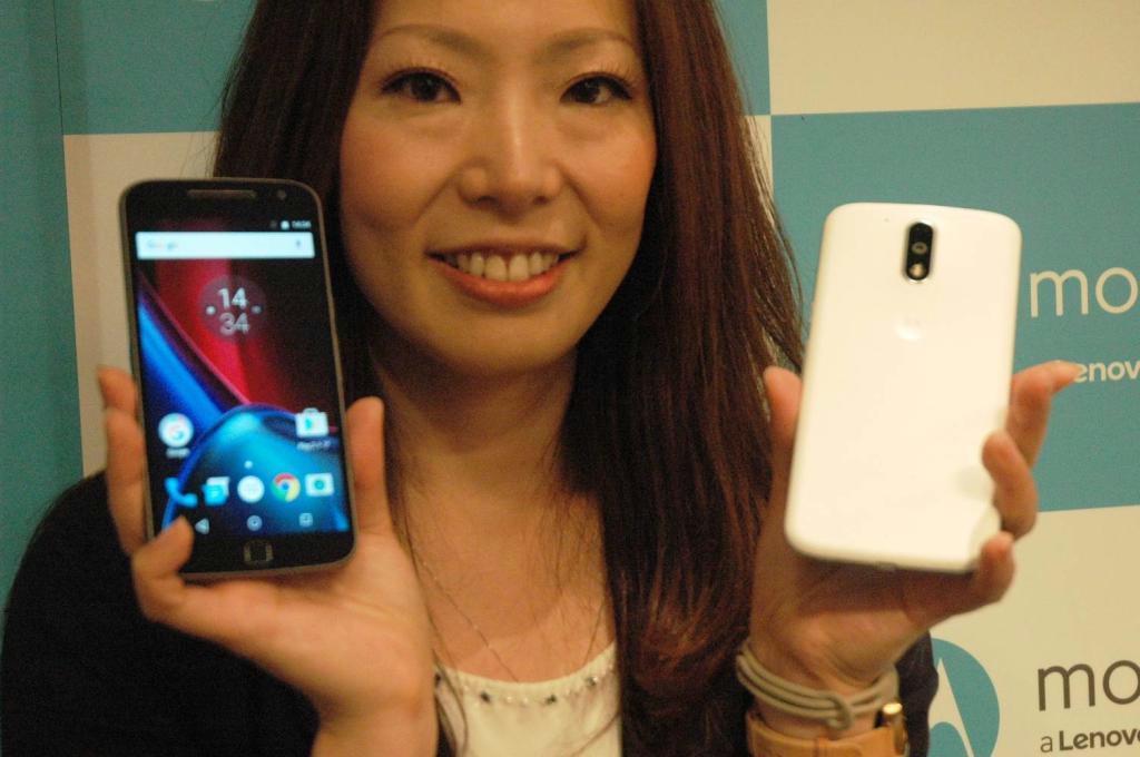 モトローラ・モビリティの日本法人が発売するＳＩＭフリー対応スマートフォン＝１３日、東京都港区