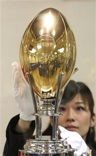 三越日本橋本店で「大黄金展」が始まった。写真は初登場の黄金のラグビーボール＝１３日、東京都中央区