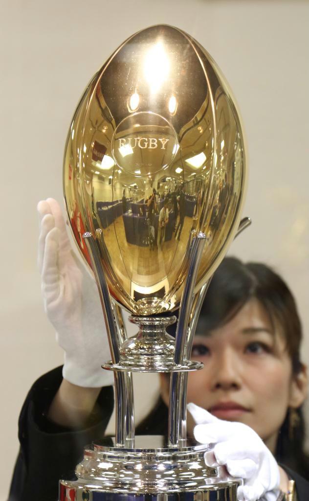 三越日本橋本店で「大黄金展」が始まった。写真は初登場の黄金のラグビーボール＝１３日、東京都中央区