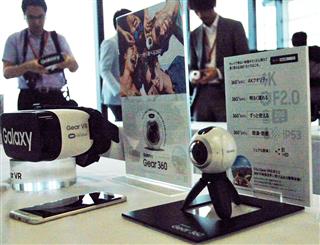 韓国サムスン電子が発売する３６０度カメラ「ギャラクシーギア３６０」（右）＝１４日、東京都千代田区（宇野貴文撮影）