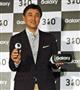 ３６０度カメラ「ギャラクシーギア３６０」を右手に、ヘッドマウントディスプレー「ギアＶＲ」を左手に持って撮影に応じるサムスン電子ジャパンの堤浩幸・最高経営責任者（ＣＥＯ）