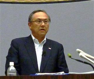 記者会見する全国銀行協会の国部毅会長＝１４日、東京都千代田区（藤原章裕撮影）