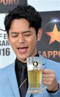 ビールをおいしそうに飲んでＰＲする俳優の妻夫木聡さん＝１４日、東京・大手町