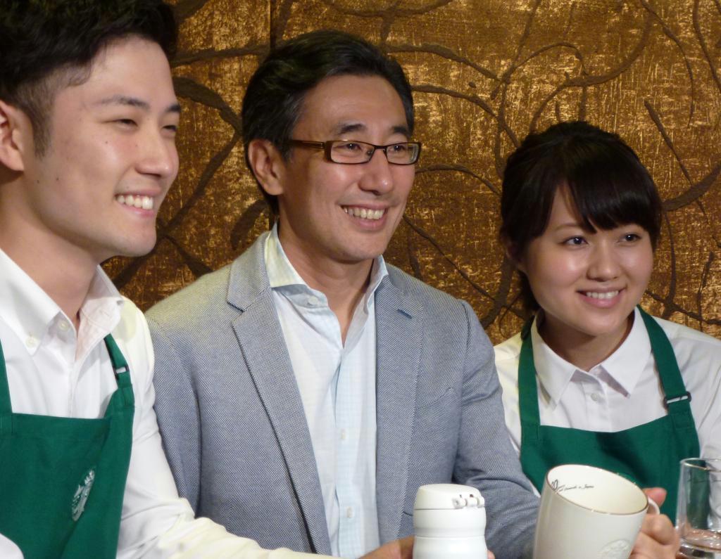 スターバックスコーヒージャパンの最高経営責任者に就任した水口貴文氏（中）＝１４日、東京都中央区