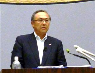 記者会見する全国銀行協会の国部毅会長＝１４日、東京都千代田区