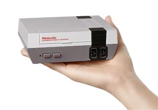 米国版「ファミリーコンピュータ」の外観を再現し小型化した任天堂のゲーム機（同社提供・共同）