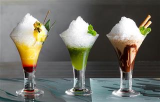 ANAインターコンチネンタルホテル東京「かき氷カクテル」の(左から)「シャンパーニュ・ココかき氷」、「シャンパーニュ・モヒートかき氷」、「デビルズ・チョコレートかき氷」 ANAインターコンチネンタルホテル東京「かき氷カクテル」の(左から)「シャンパーニュ・ココかき氷」、「シャンパーニュ・モヒートかき氷」、「デビルズ・チョコレートかき氷」