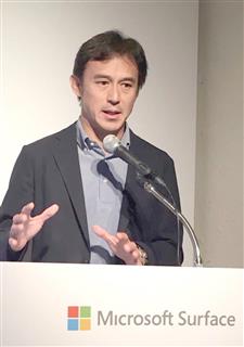 タブレット型パソコン「サーフェス」の値下げなどについて説明する日本マイクロソフトの高橋美波執行役員常務=15日、東京都港区 タブレット型パソコン「サーフェス」の値下げなどについて説明する日本マイクロソフトの高橋美波執行役員常務=15日、東京都港区