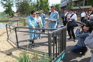 マレーグマ「ウッチー」の死から1年を迎えるのを前に、アフリカゾーンの改善箇所を見て回る札幌市の秋元市長=14日、札幌市の円山動物園(杉浦美香撮影) マレーグマ「ウッチー」の死から1年を迎えるのを前に、アフリカゾーンの改善箇所を見て回る札幌市の秋元市長=14日、札幌市の円山動物園(杉浦美香撮影)