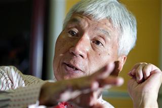 インタビューに答えるマック赤坂氏（松本健吾撮影）