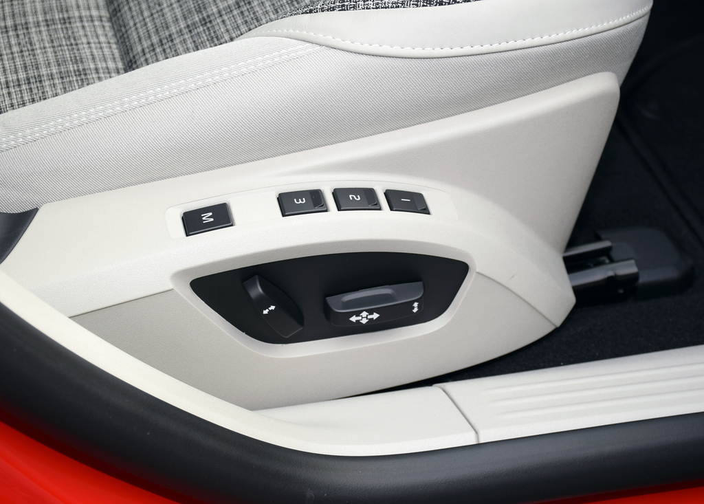 運転席のみパワーシートを採用している