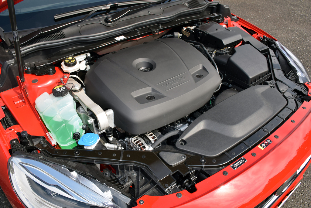 Ｖ４０のエンジンルーム。１．５リッターガソリンターボエンジンを収めている