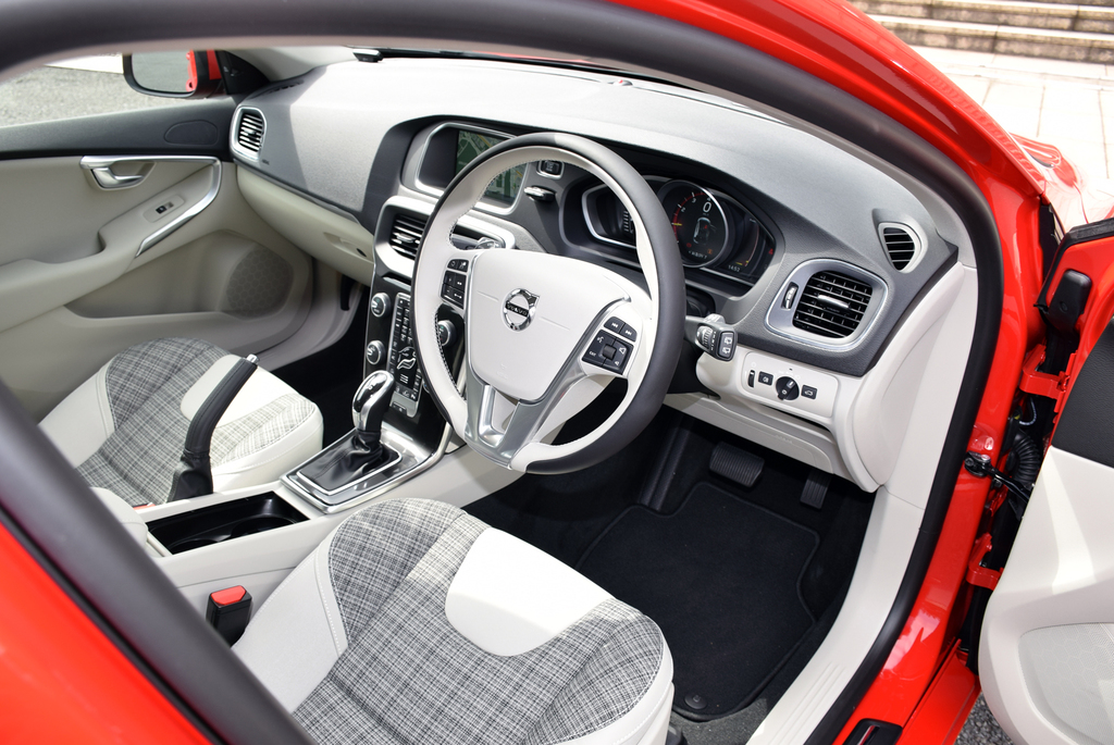 チェック柄のファブリックシートを使うなど明るいインテリア