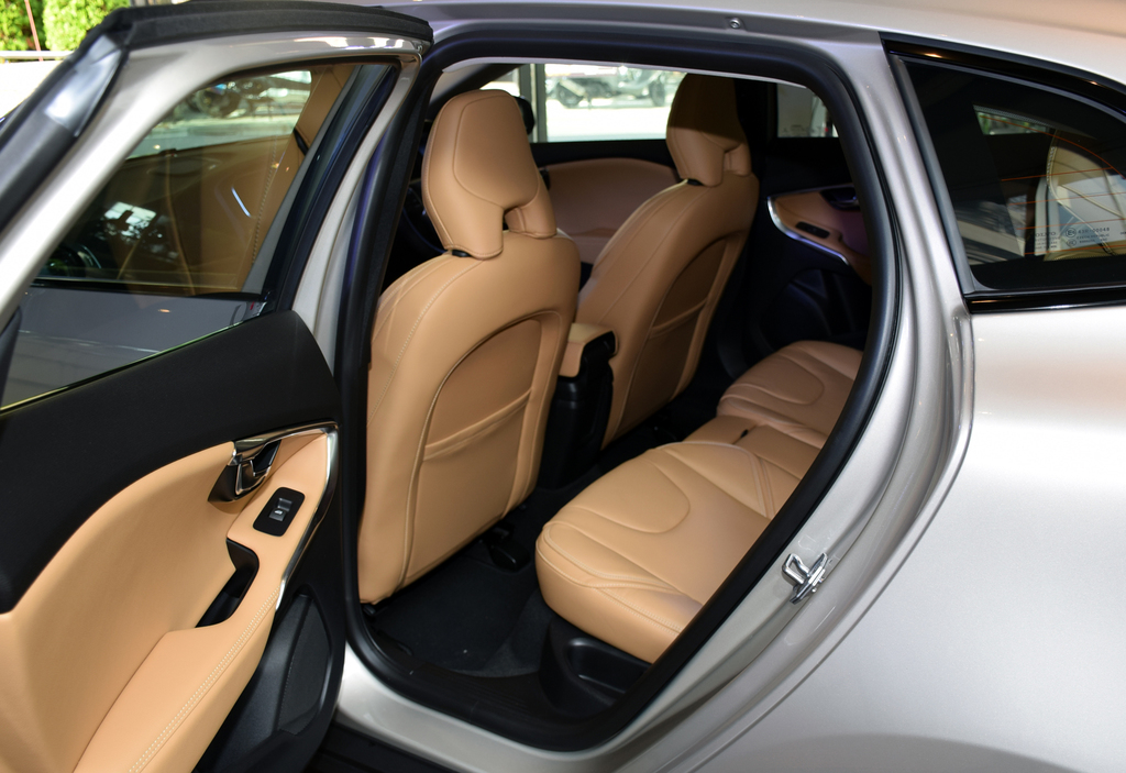 ボルボＶ４０クロスカントリーの後席スペース