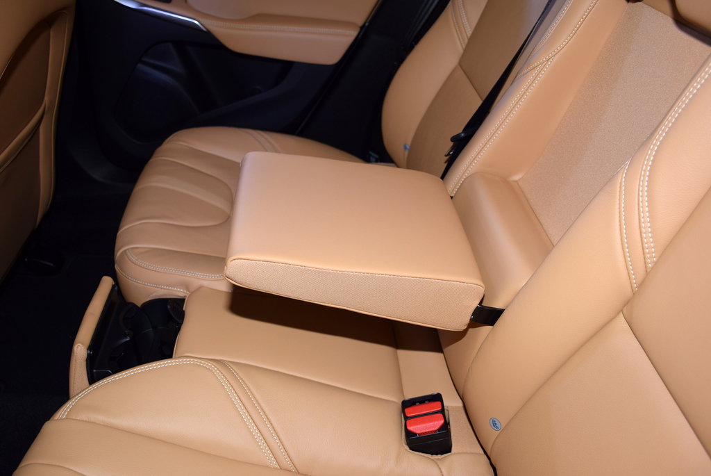 新型のボルボＶ４０クロスカントリーの後席