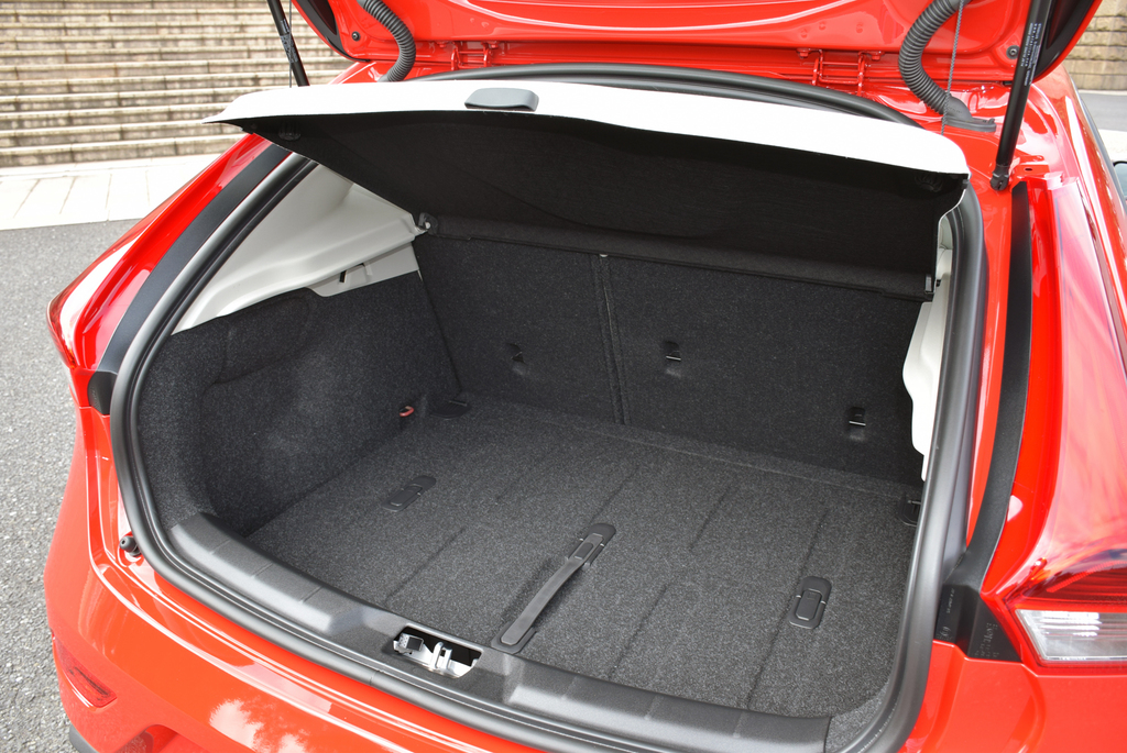 ラゲッジルームは実用的な大きさ