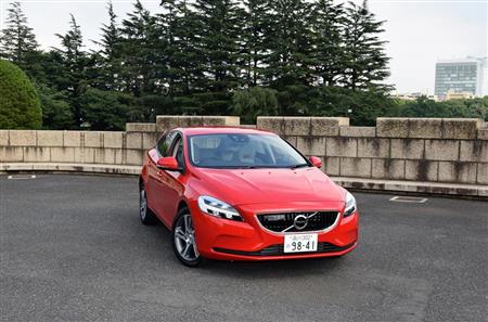 ボルボの新型Ｖ４０。ＬＥＤヘッドランプが特徴だ