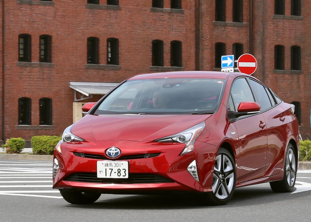 横浜赤レンガ倉庫の前を走る新型プリウス