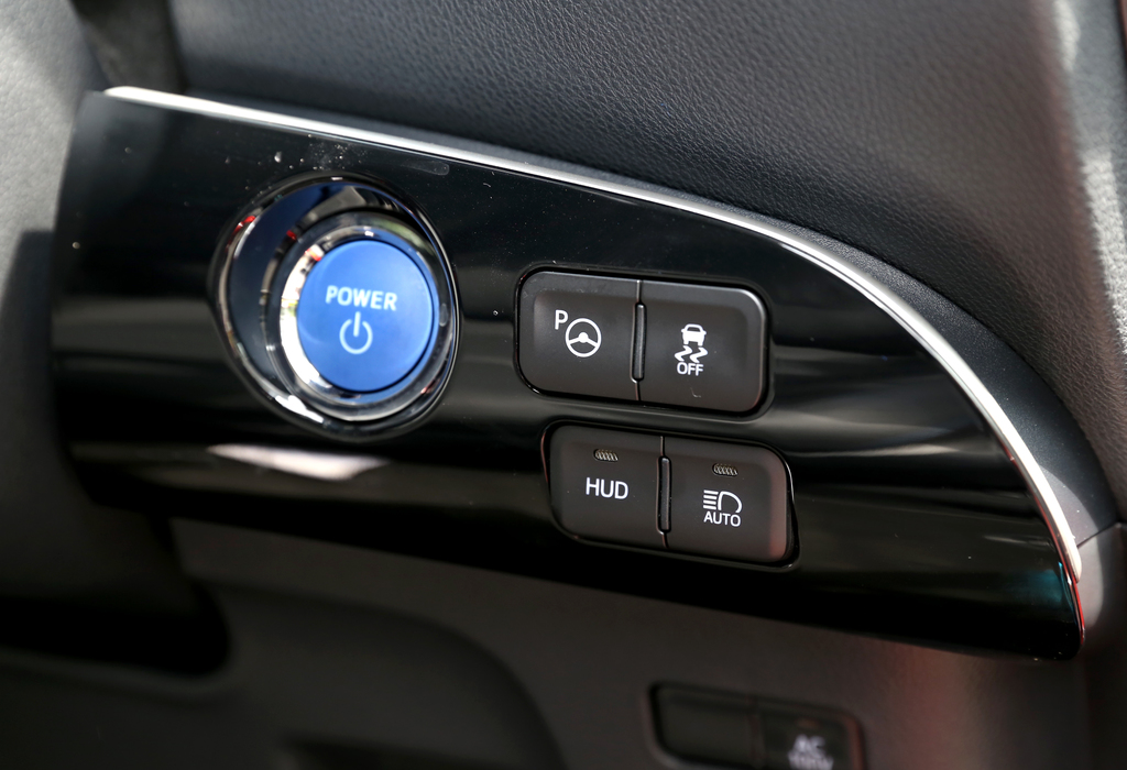 パワーボタン、ヘッドアップディスプレイ（ＨＵＤ）、横滑り防止機能などのスイッチ類