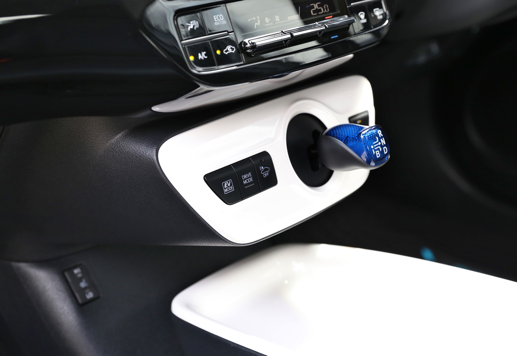 ブルーのシフトレバーとホワイトの加飾がオシャレ