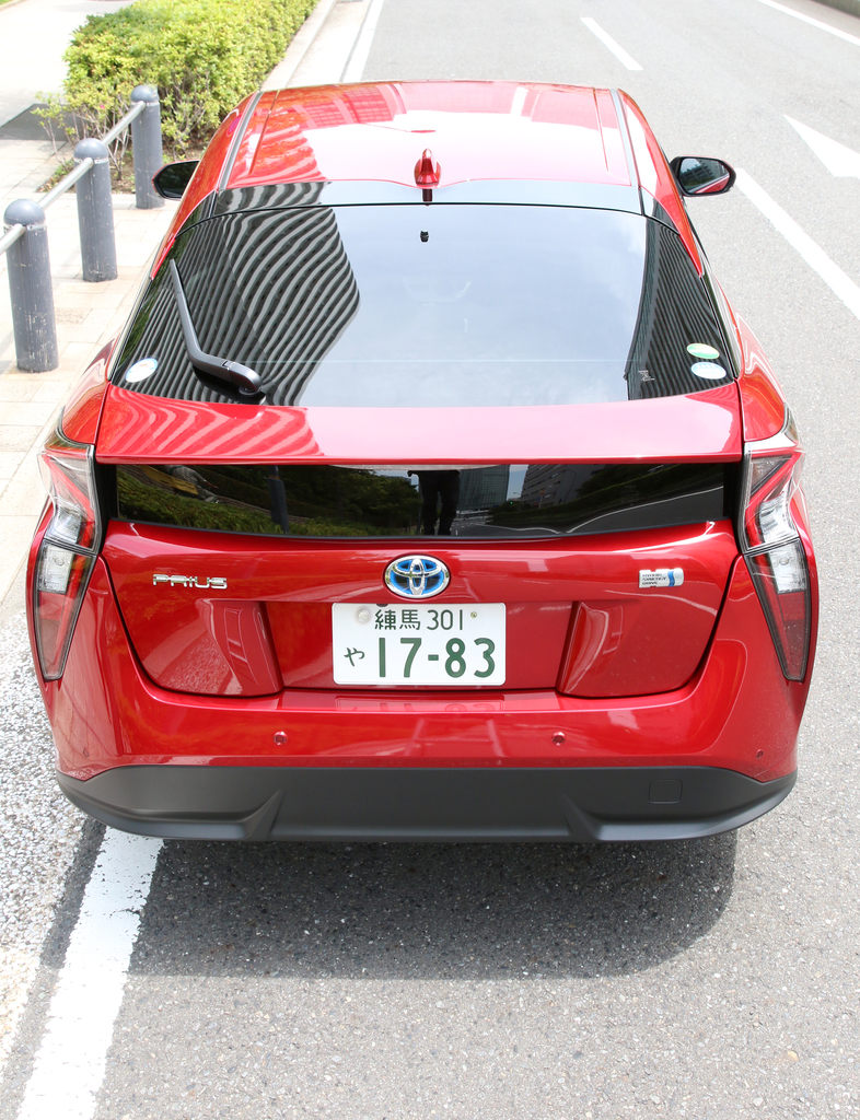 ４代目もハッチバックセダンの形を継承