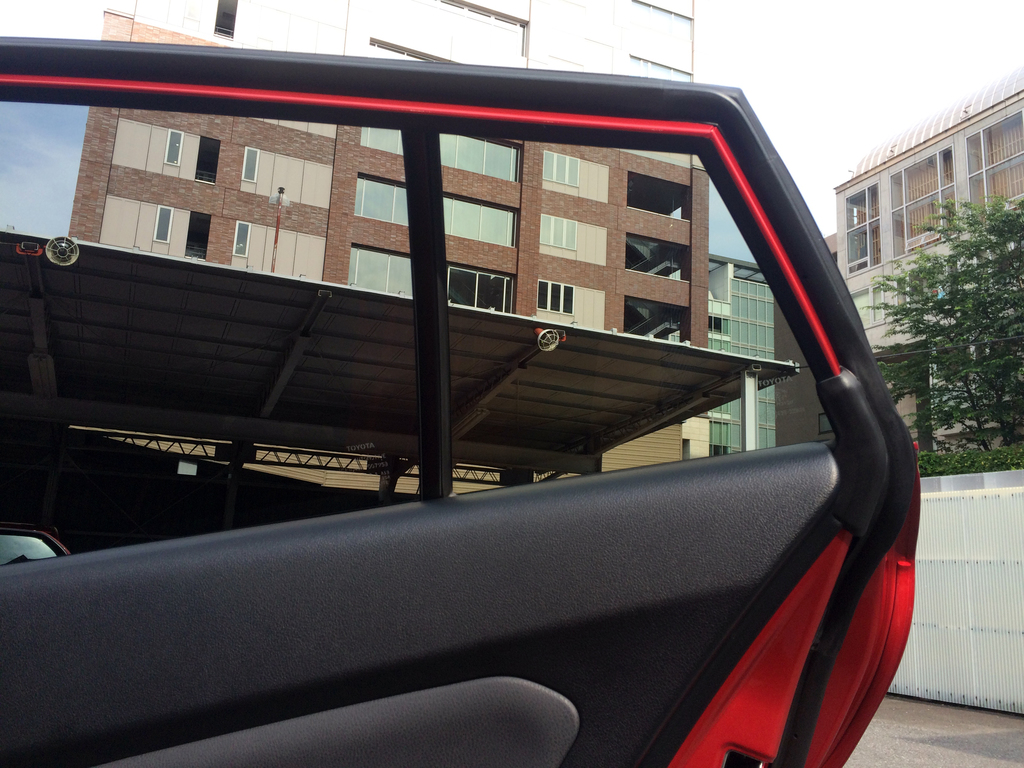 角ばったリヤの窓枠