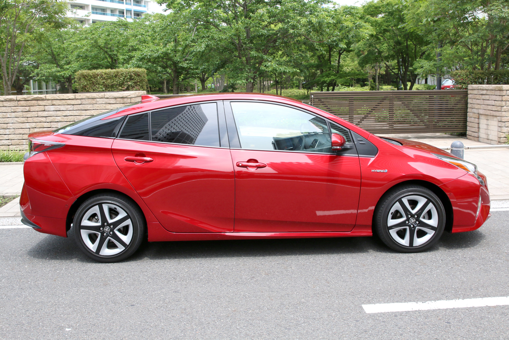 運転席を頂点に、後端に向かってルーフが落ちるハッチバックスタイル