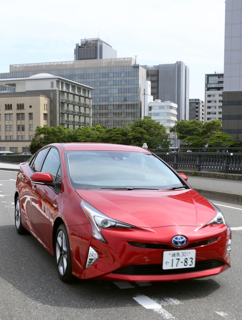 横浜税関の前を走るプリウス